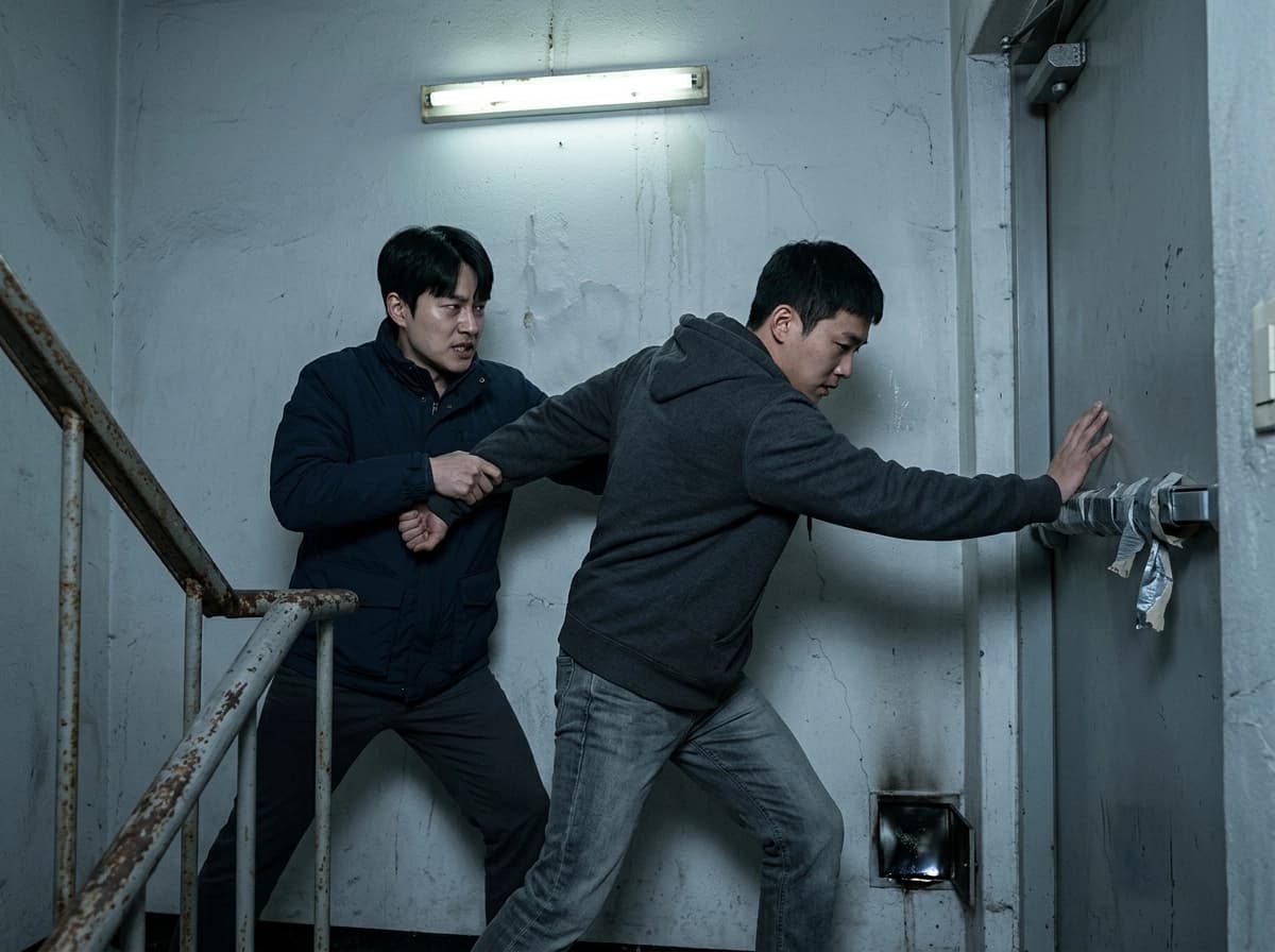 절반만 밝은 계단