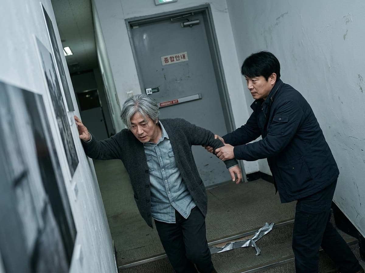 포토월 뒤의 손목